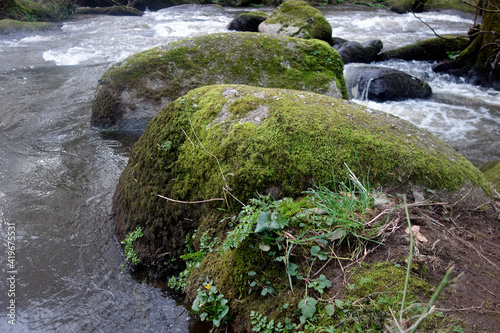 ROCHERS ET EAU EN MOUVEMENT