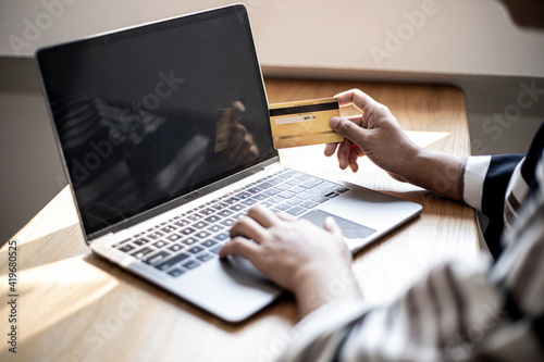 Women are filling out their credit card information to pay for purchases made through the website. Credit cards can pay for goods and services online. Online shopping ideas