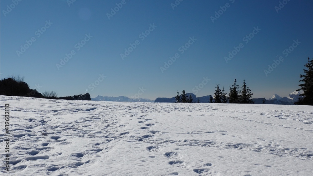 paysage hivernal enneigé dans le massif des Bauges.