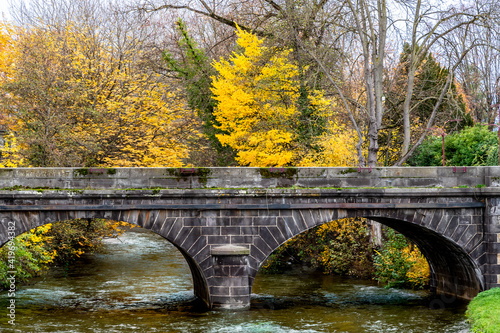 Vieux pont romain sur la Couze par une belle journée d'automne