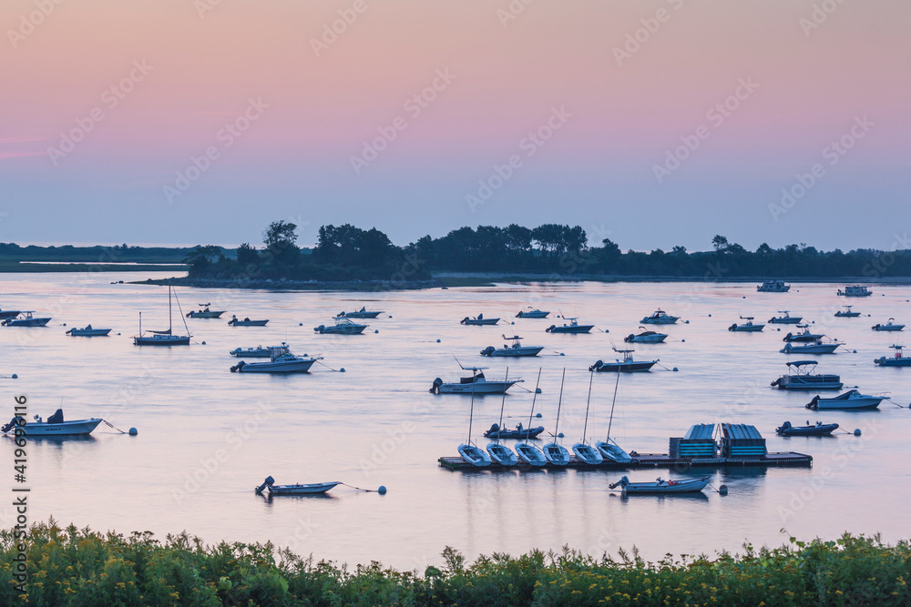 Naklejka premium USA, Massachusetts, Ipswich. Sunrise over Great Neck