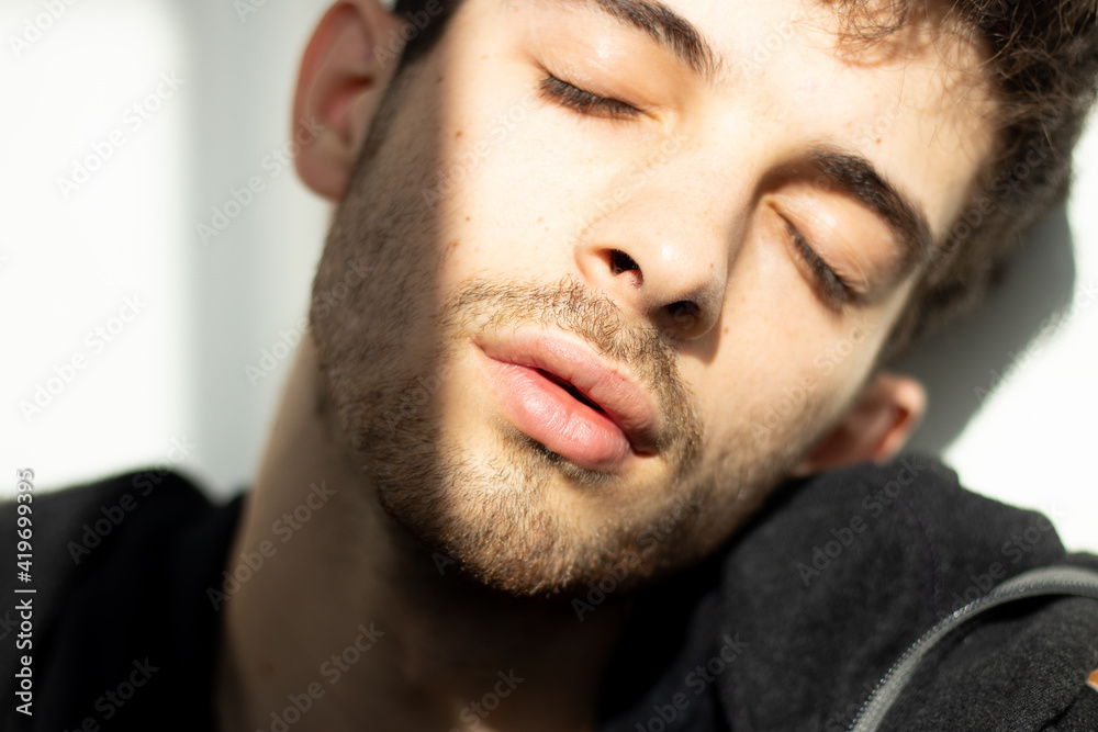 Obraz premium Teenager portrait sleeping on sun light
