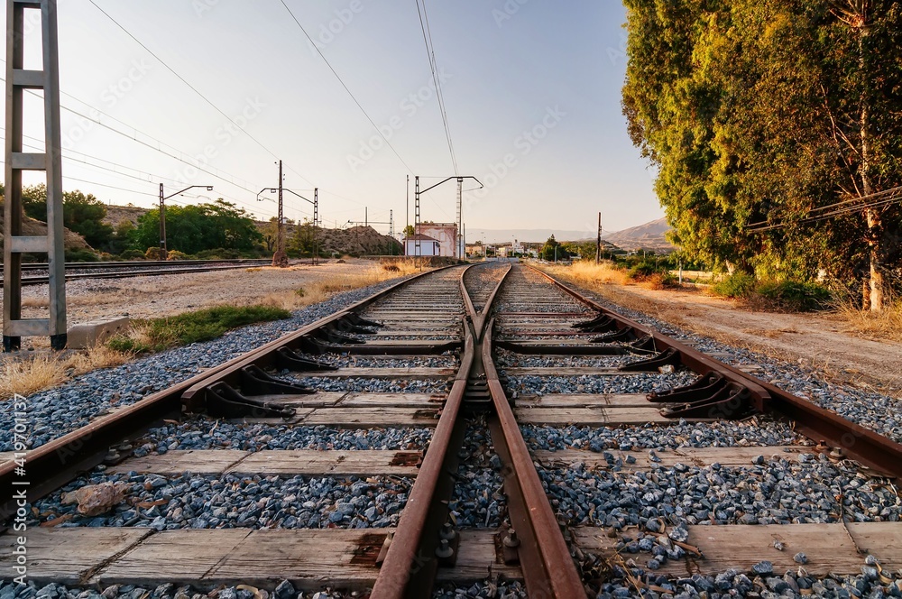 Obraz premium Vista de las vías del tren con un cruce entre ellas