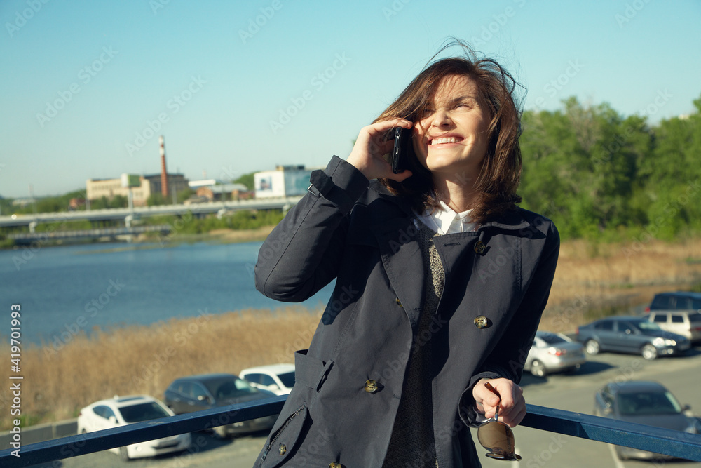 Φωτογραφία outdoor portrait of a stylish woman with smartphone