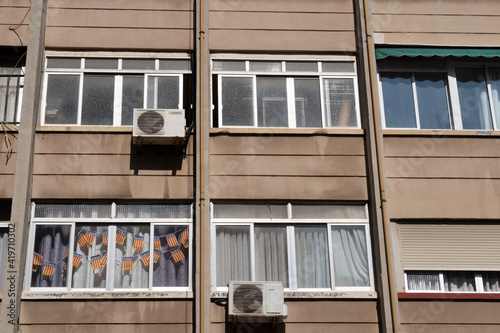 ventanas de cristal con banderas en edificio