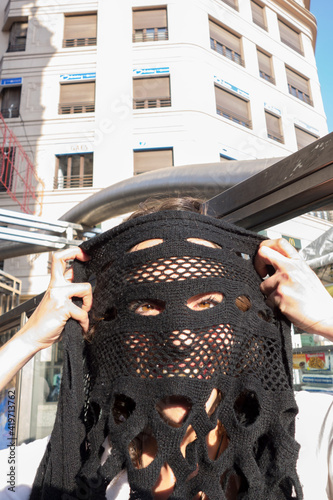 Obraz na płótnie woman covering her face with a scarf w salonie