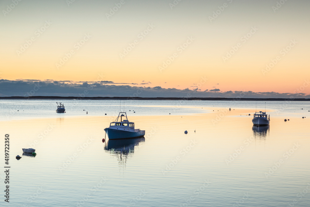 Naklejka premium USA, Massachusetts, Cape Cod, Chatham. Chatham Harbor at dawn.