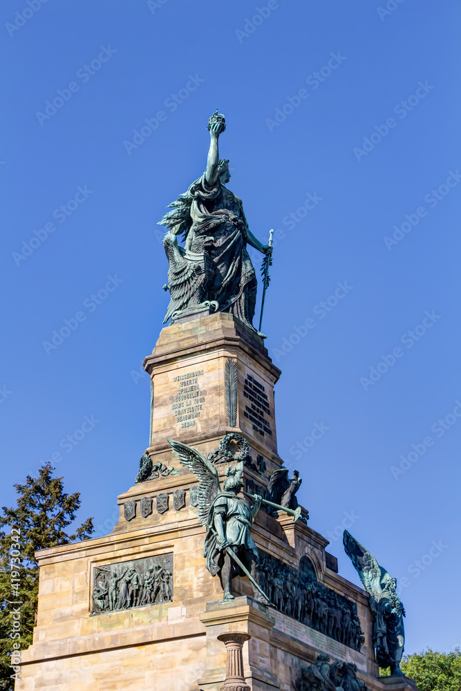 Fototapeta premium Niederwalddenkmal im Landschaftspark Niederwald oberhalb der Stadt Rüdesheim am Rhein