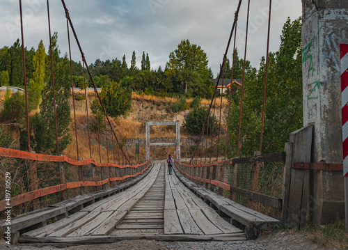 puente colgante de madera photo