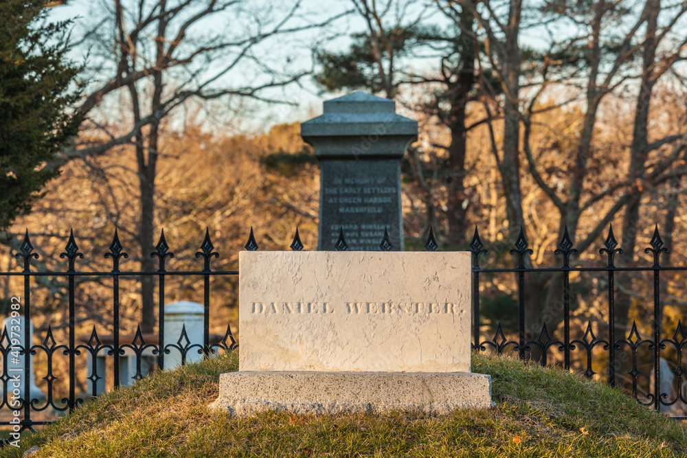 Fototapeta premium USA, Massachusetts, Marshfield, grave of US statesman Daniel Webster