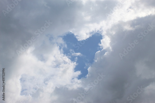 Fototapeta Naklejka Na Ścianę i Meble -  A cloudy sky that clouds covered all but the shape of the heart of the sky.