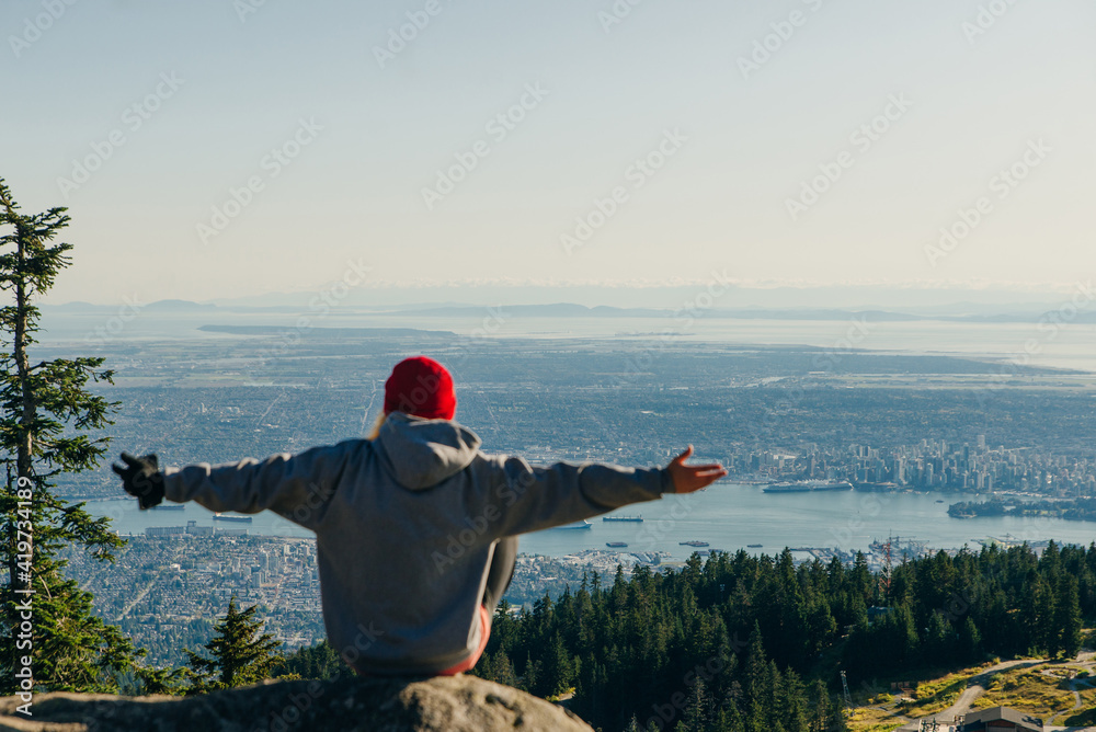 Obraz premium tourist on Grouse Mountain with Downtown city. North Vancouver, BC, Canada.