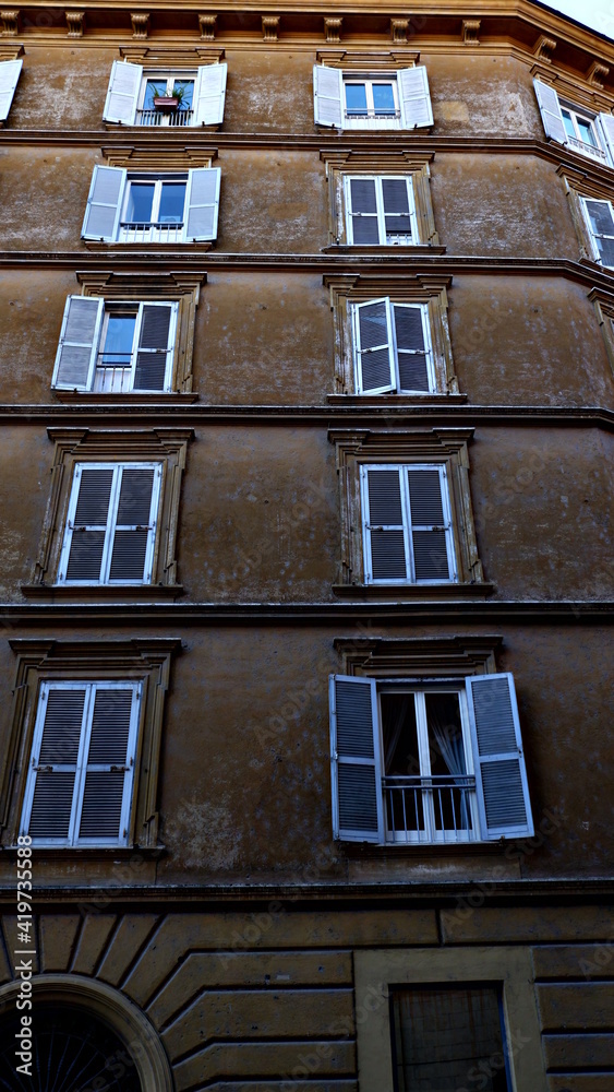 Obraz premium Beautiful black wall with many windows