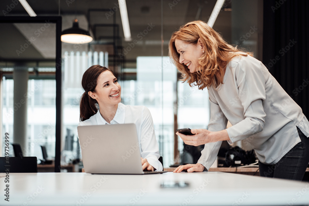 © Joseffson/Westend61 - Happy female colleagues discussing during meeting in board room at office © Joseffson/Westend61 - Happy female colleagues discussing during meeting in board room at office
