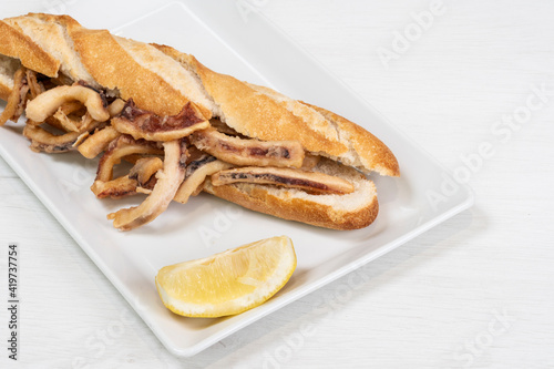 Calamari sandwich with a lemon slice