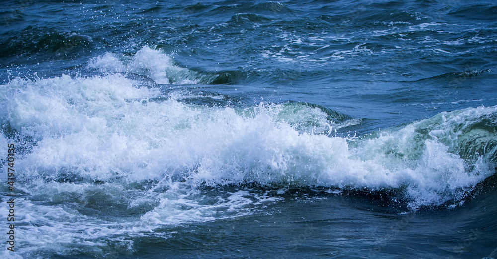Fototapeta premium sea wave on the rocks