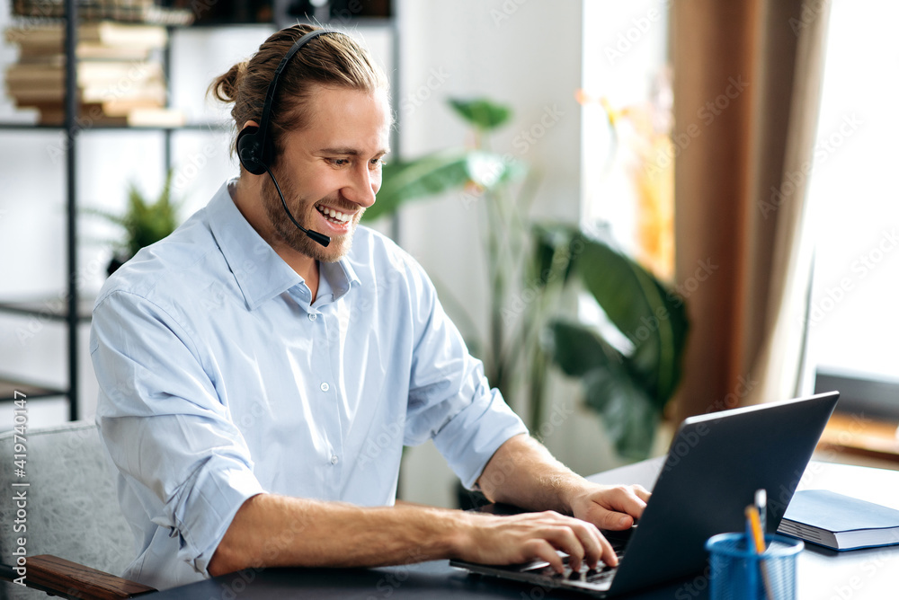 © Kateryna - Confident friendly modern male manager or call center worker in headset is looks at the laptop screen, having online business meeting. Successful employee talking online with colleagues uses laptop © Kateryna - Confident friendly modern male manager or call center worker in headset is looks at the laptop screen, having online business meeting. Successful employee talking online with colleagues uses laptop