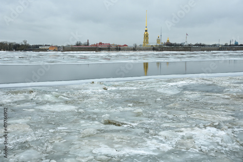 Obraz na płótnie Melting ice on the Neva River. w salonie