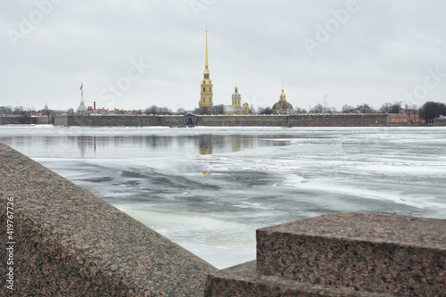 Obraz na płótnie Melting ice on the Neva River. w salonie