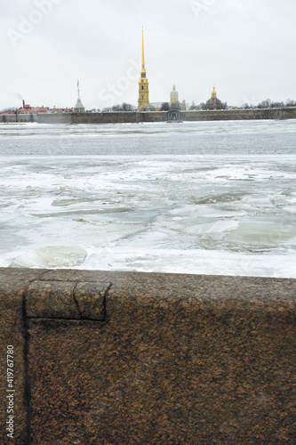 Obraz na płótnie Melting ice on the Neva River. w salonie