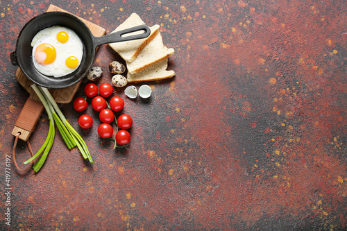 Fried eggs in cast iron ski...