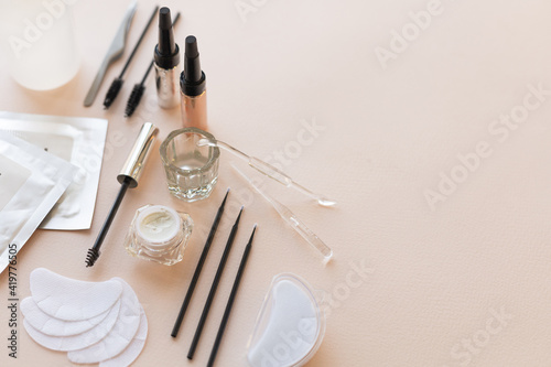 Means and tools for the care and dyeing of eyebrows photo