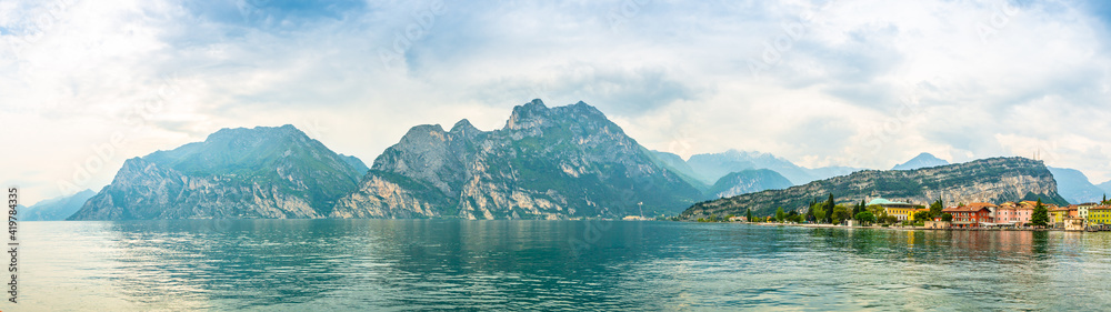 Gardasee Panorama See in Italien Berge Stadt Häuser Garda Burg Landschaft Reisen, Lake Italy Mountains City House Castel Landscape Travel