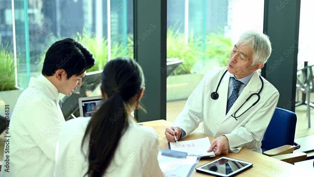 遠方の医師とリモート会議をする医師たち 遠方の医師とリモート会議をする医師たち