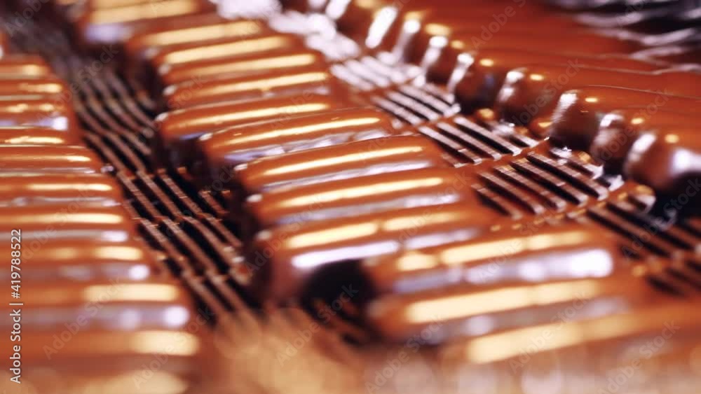 Glazing and transportation of freshly-made sweets Glazing and transportation of freshly-made sweets
