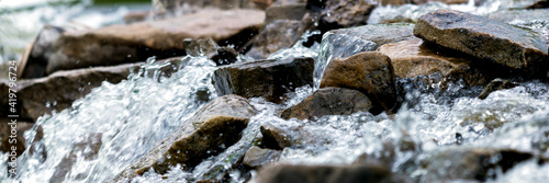 Stampa su tela Close up of river stream on stones