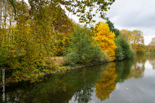 Herbstwald am See, Nordrhein-Westfalen, Deutschland, Europa