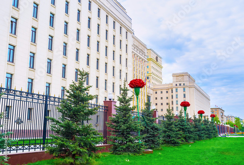 The installation of giant carnations at Ministry of Defence in Moscow photo