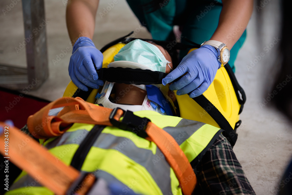 First aid for injuries in work accidents. Using first aid equipment support to loss of feeling or loss of normal movement and Loss of function in limbs, First aid training to transfer patient. First aid for injuries in work accidents. Using first aid equipment support to loss of feeling or loss of normal movement and Loss of function in limbs, First aid training to transfer patient.