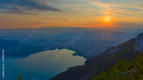 Ville d'Annecy et lac depuis les hauteurs au coucher du soleil