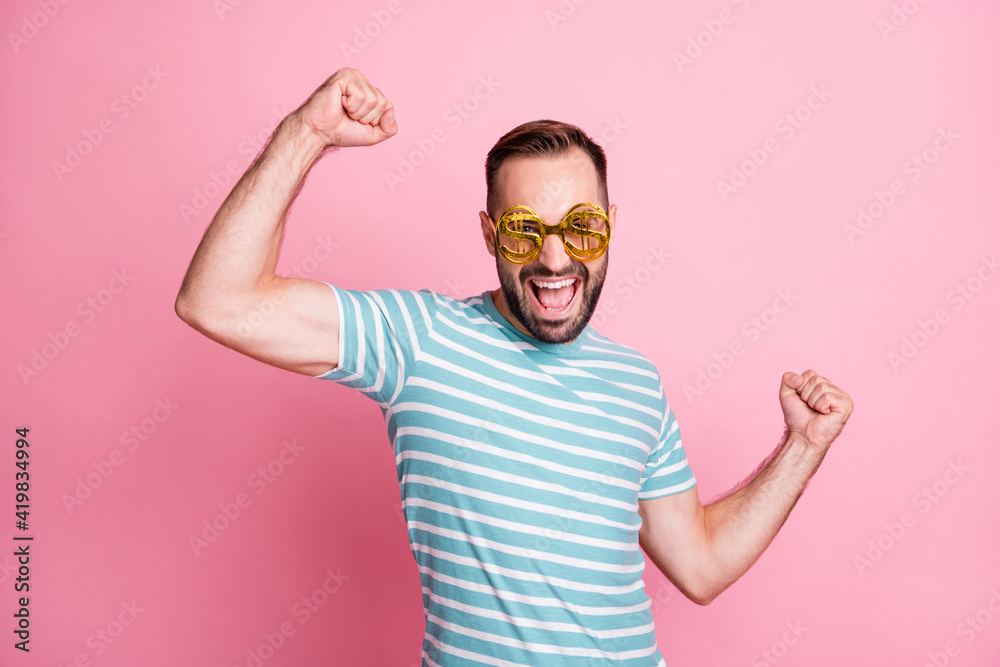 Naklejka premium Close-up portrait of nice cheerful guy wearing dollar specs rejoicing having fun isolated over pink pastel color background