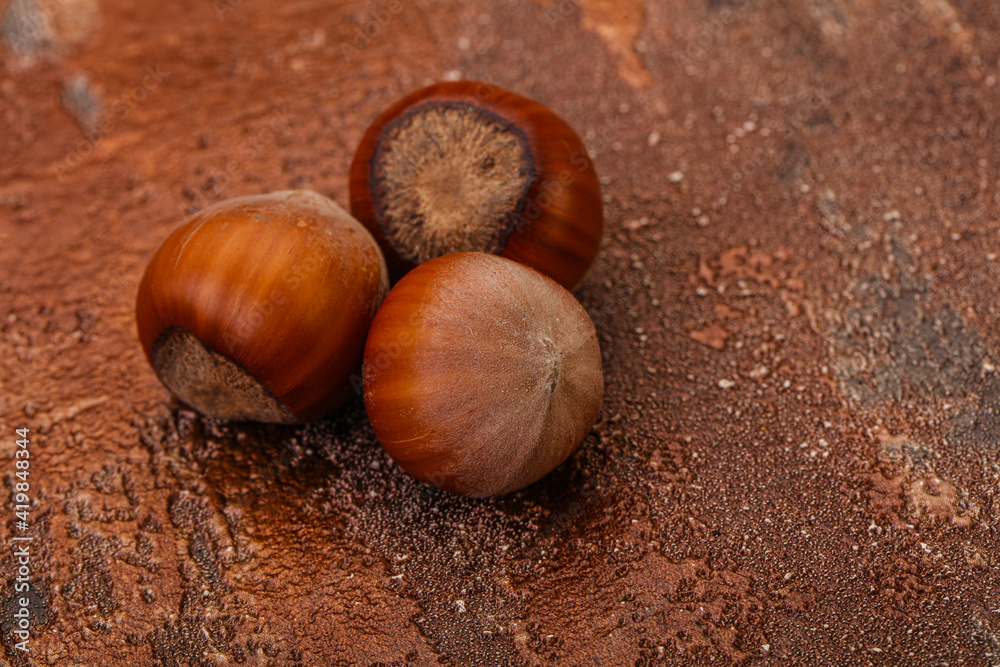 Obraz premium Hazelnut heap isolated over background