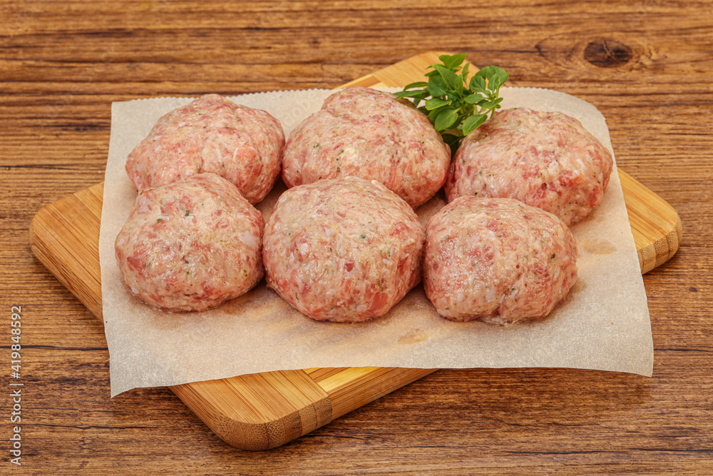 Raw turkey meatball for cooking