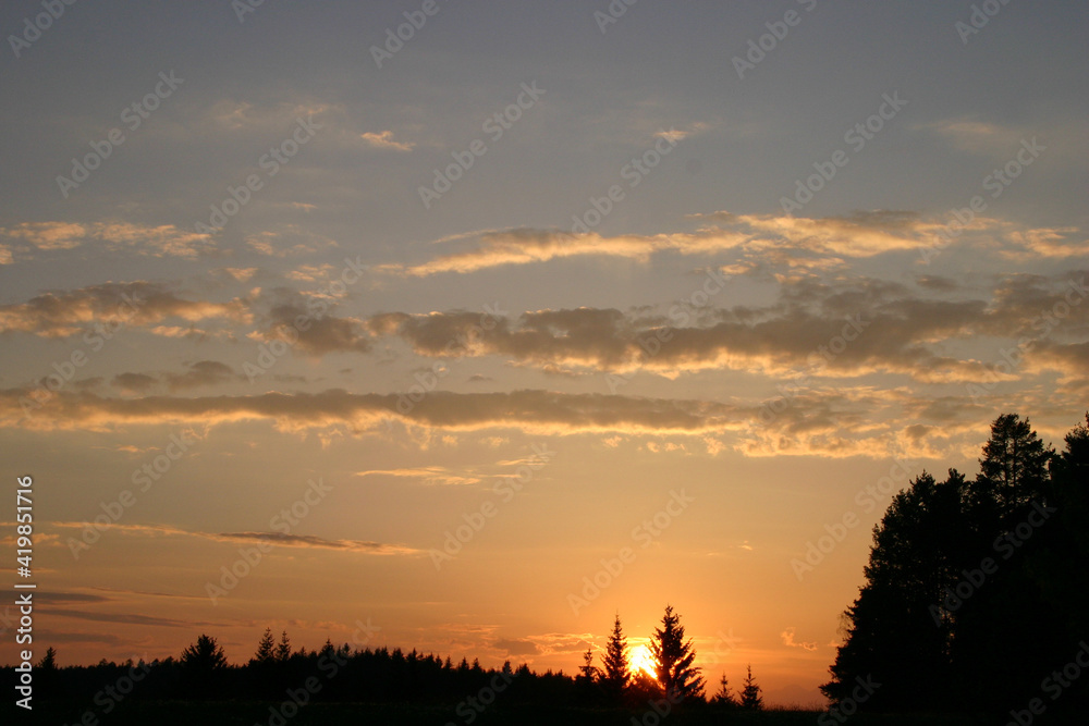 der Himmel über Steinegg, gelb goldener Sonnuntergang in den Bergen