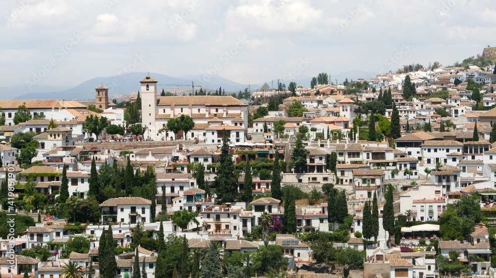 El barrio Albaicín en granada, con plaza San Nicolas,  enfrente de la Alhambra