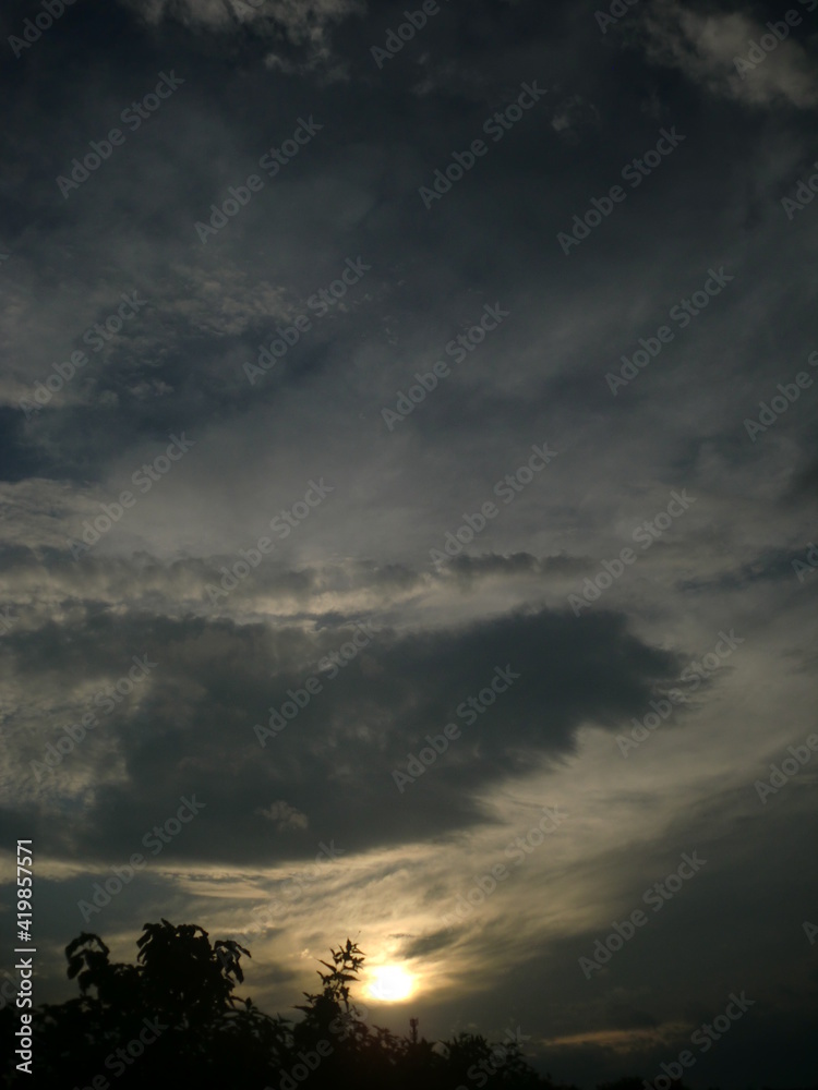 雲間から夏の夕日