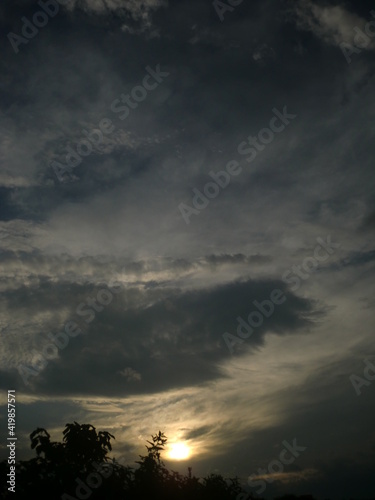 雲間から夏の夕日