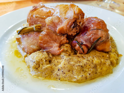 coniglio con polenta taragna