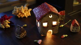Domek ceramiczny ze światłem w środku miniatura wieczorem nastrojowo