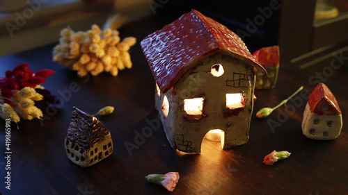 Domek ceramiczny ze światłem w środku miniatura wieczorem nastrojowo