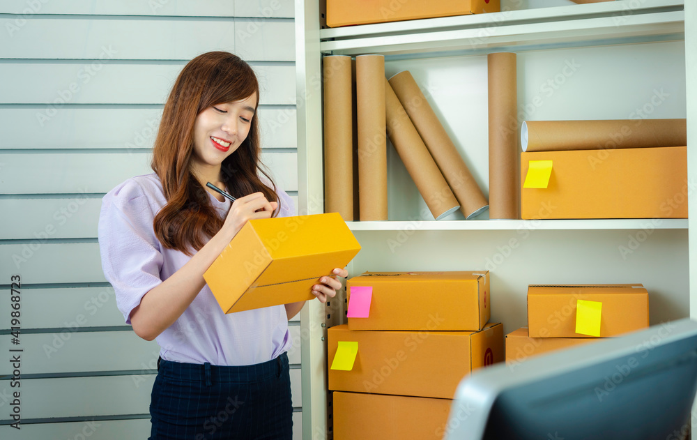 Starting small businesses SME owners female entrepreneurs Write the address on receipt box and check online orders to prepare to pack the boxes, sell to customers, sme business ideas online. Starting small businesses SME owners female entrepreneurs Write the address on receipt box and check online orders to prepare to pack the boxes, sell to customers, sme business ideas online.