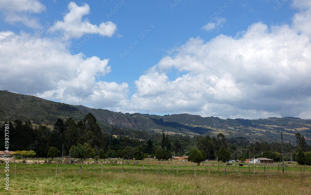 Nubes sobre las colinas y el poblado sobre el valle
