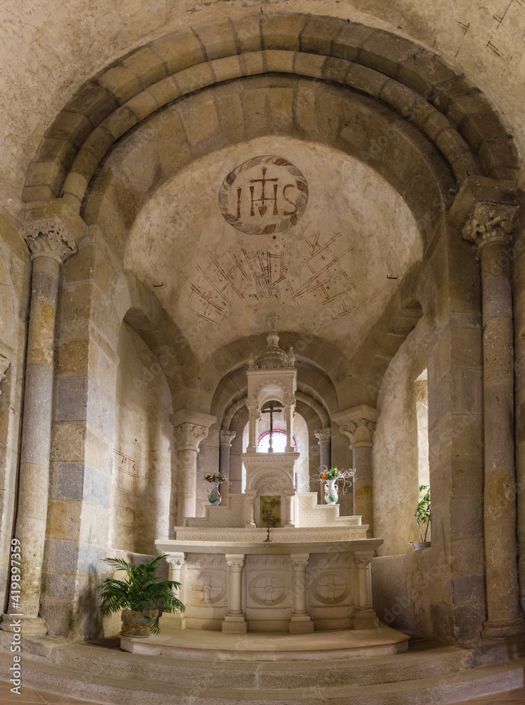Concèze (Corrèze, France) - Vue intérieure panoramique de l'église Saint Julien de Brioude