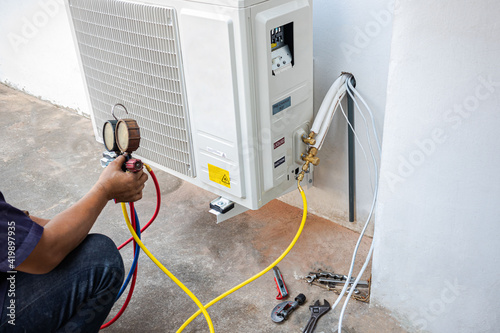 Air conditioning technicians are installing in the house.