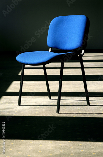 Fototapeta Naklejka Na Ścianę i Meble -  blauer Stuhl mit Licht und Schatten