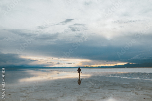 persona caminando por un espejo de agua